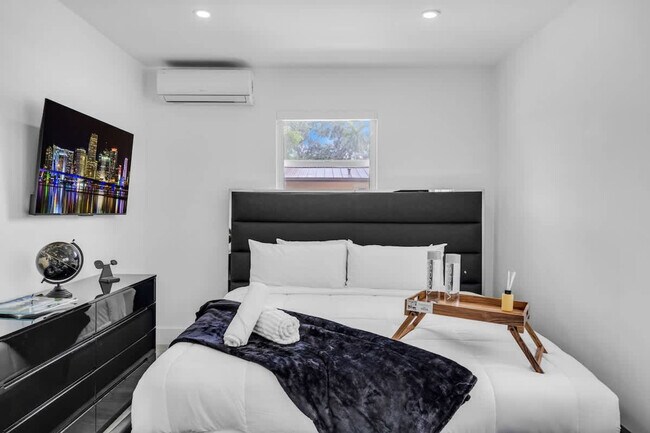 Building Photo - 1255 NE 199th St