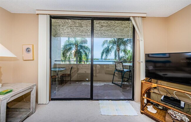 Building Photo - 6035 Sea Ranch Dr