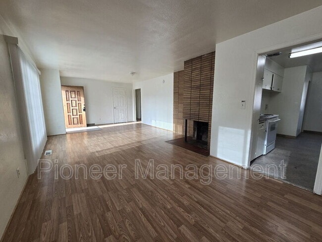 Building Photo - 622 W Pilger St