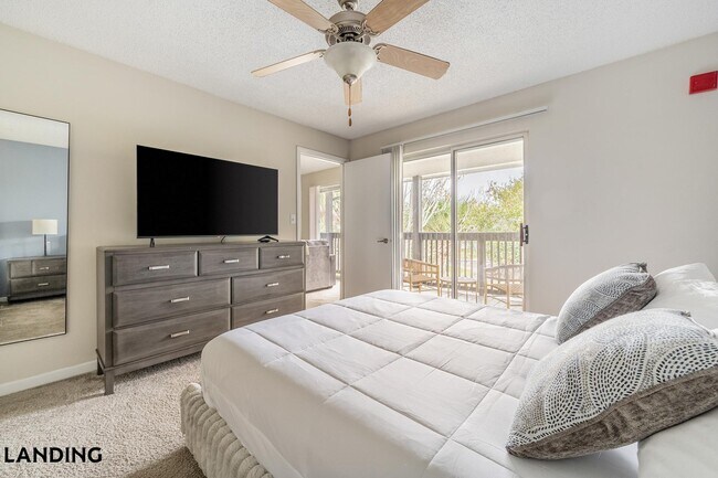 Building Photo - 1000 Palm Pl Dr NE