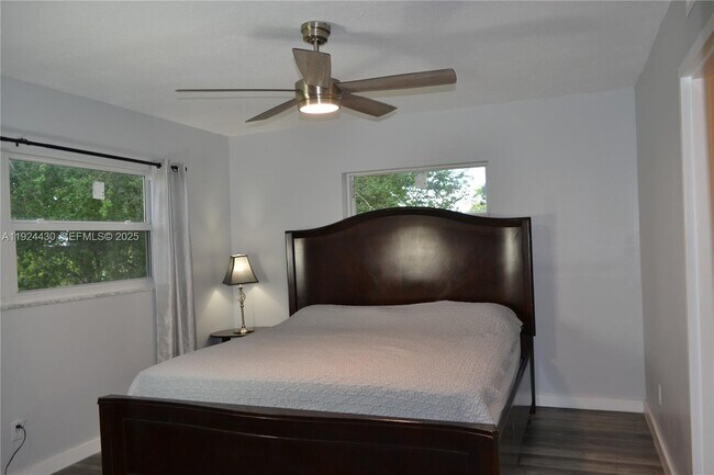 Building Photo - 1000 Country Club Dr