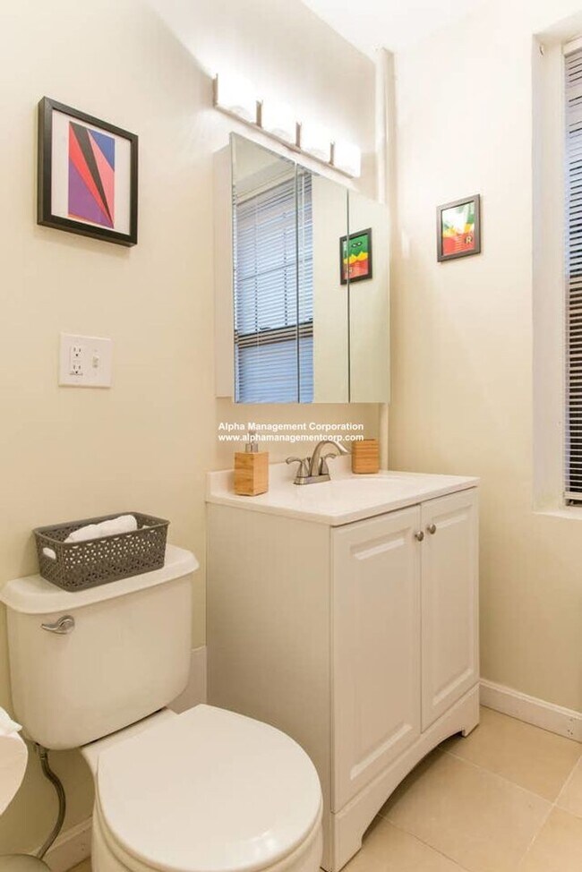 Building Photo - Amazing Coolidge Corner Apt right by T, Shopping, Nightlife and Restaurants.  Quick commute to BU!