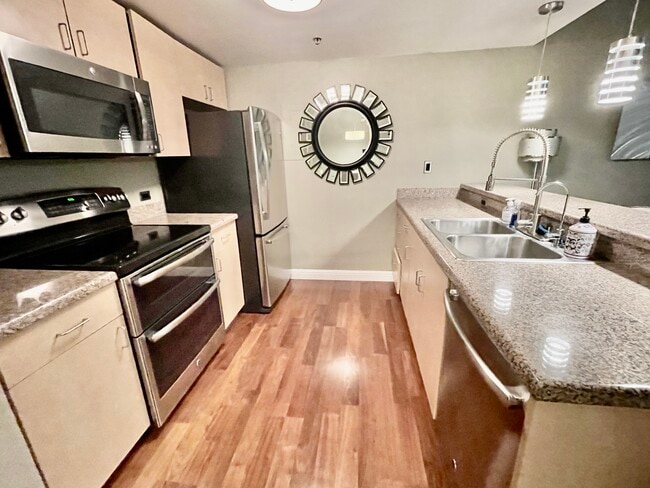 Building Photo - 425 W Beech