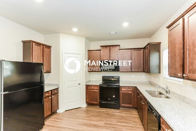 Building Photo - 4 Bedroom Pet-Friendly Home in Covington, GA with Main Street Renewal