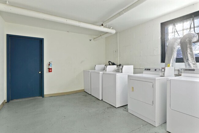 Building Photo - Spacious, Updated 1BR on Beautiful Iris Park!