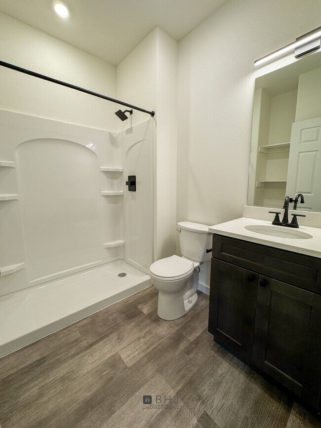 Building Photo - BRAND NEW Pet Friendly 1 bed/ 1 bath apart...