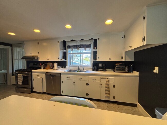 Building Photo - 14 Dixon St