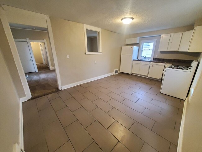 Building Photo - 4 Bedroom, 1 Bathroom home just South of Downtown!