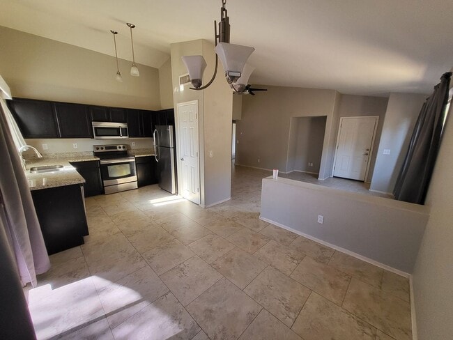 Building Photo - EXCELLENT 3 BED 2 BATH HOME IN THE AHWATUK...