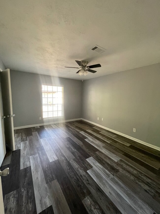 Building Photo - 1917 Pine Tree Dr