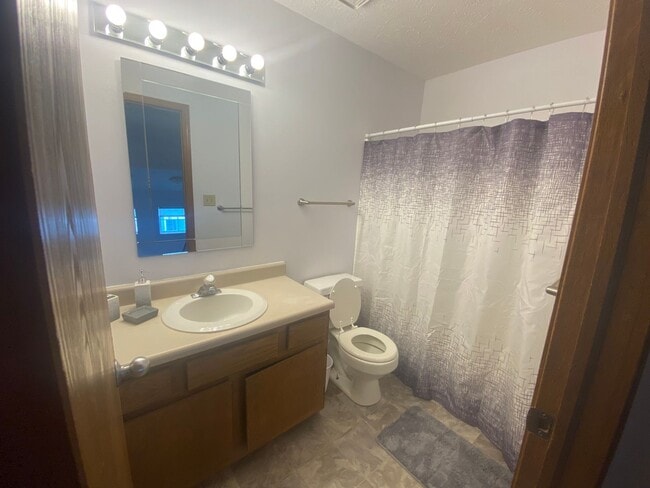 Building Photo - 3 Bedroom 1.5 bath TownHome