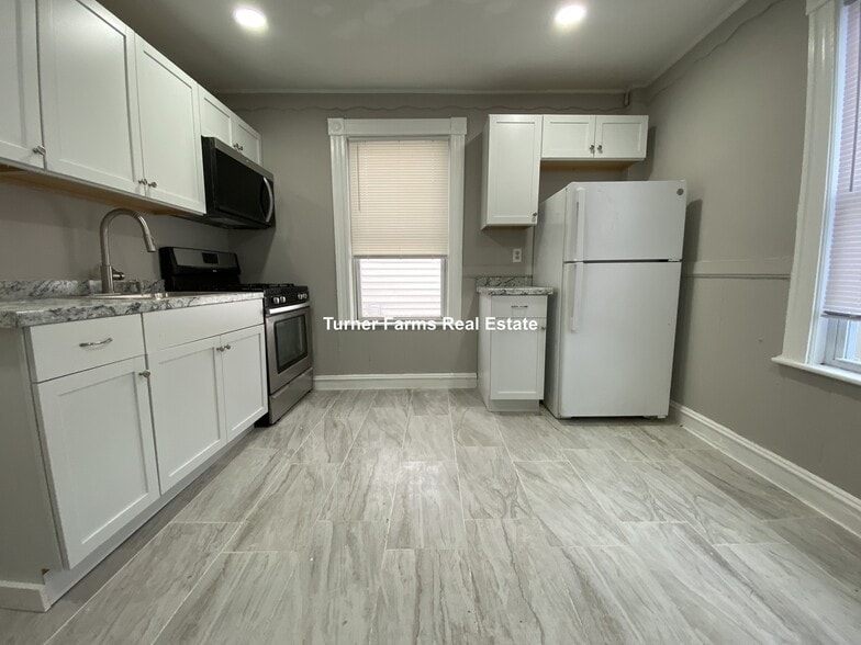 Building Photo - 35 Humphreys St