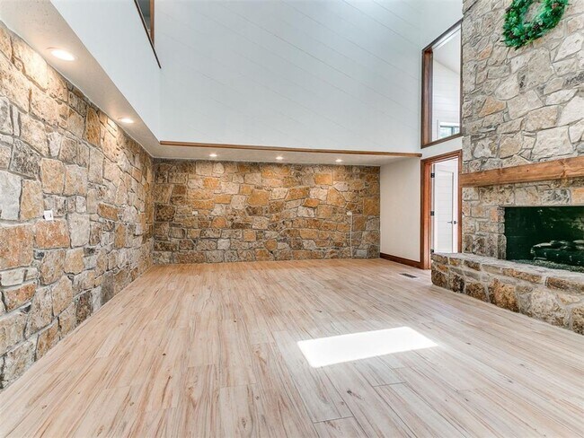 Building Photo - Family Home + Pool!