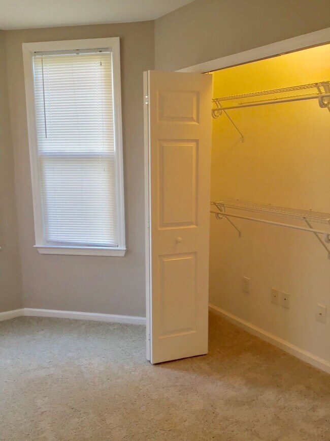 Building Photo - Upgraded 2 Bed/2 Bath plus Den HOME 1100 sq ft. Unit...A Must See!!!