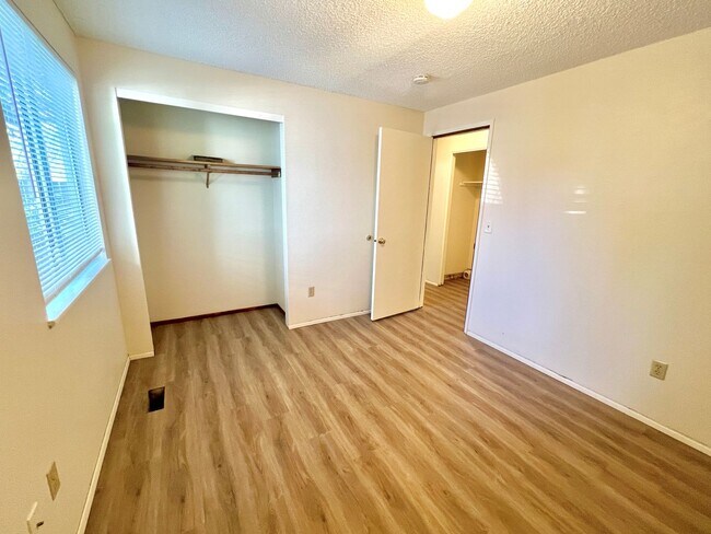 Building Photo - South Tabor Neighborhood Home with Spaciou...