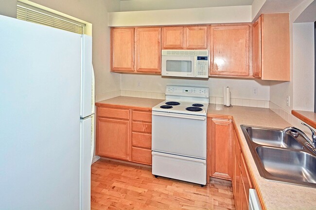 Building Photo - 1 bedroom/1 bath/den/1 car garage condo in...