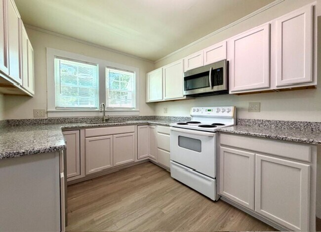 Building Photo - 1/2 MO/OFF SPECIAL - 3 bed/1 bath Fenced yard - Storage/Garage