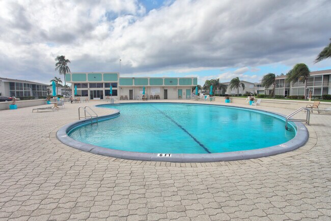 Building Photo - 200 Horizon W