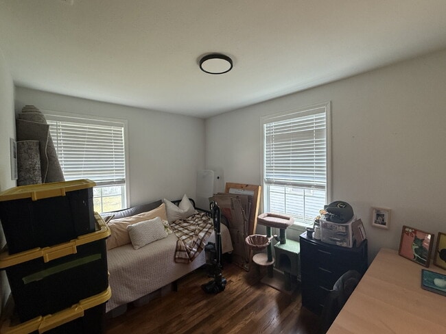 Building Photo - AVAILABLE EARLY JULY:  UPDATED 2 BEDROOM 1...