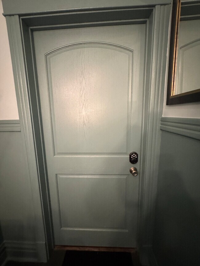 Building Photo - 1506 W Thome Ave