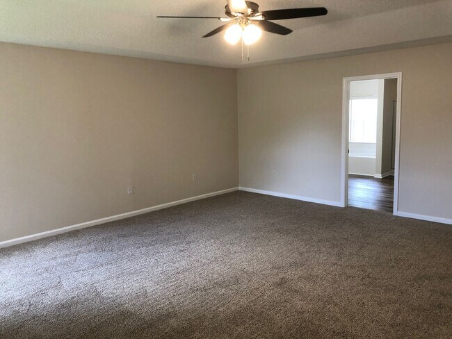 Building Photo - Large 5 Bedroom, 3 Bathroom Single Family ...