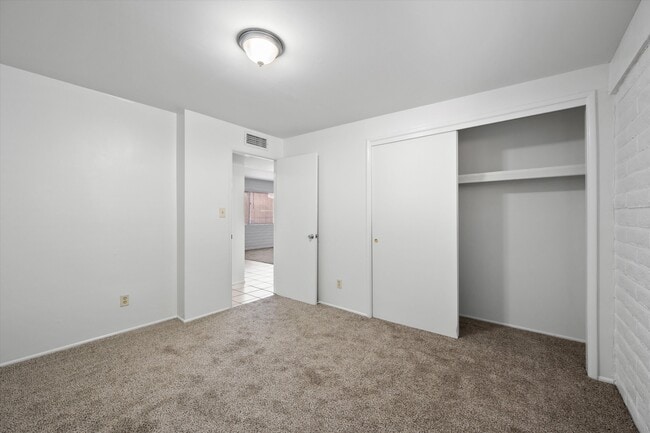 Building Photo - 4525 E Bellevue St