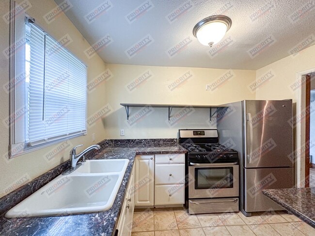 Building Photo - 3 bedroom, 2 bath single-family home