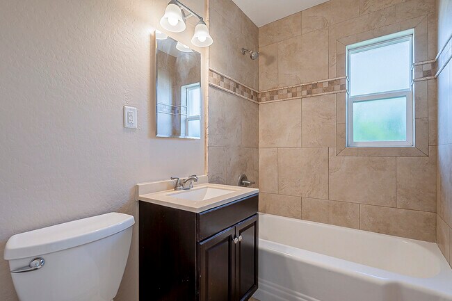 Building Photo - 818 W Osborn Rd