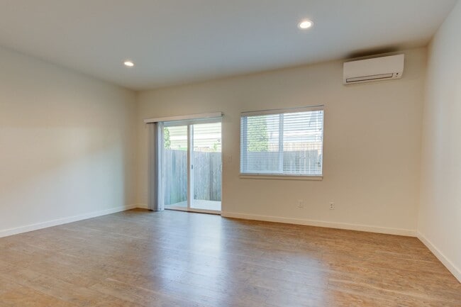 Building Photo - 3 Bedroom/2 Bath townhouse in Kettlecove community
