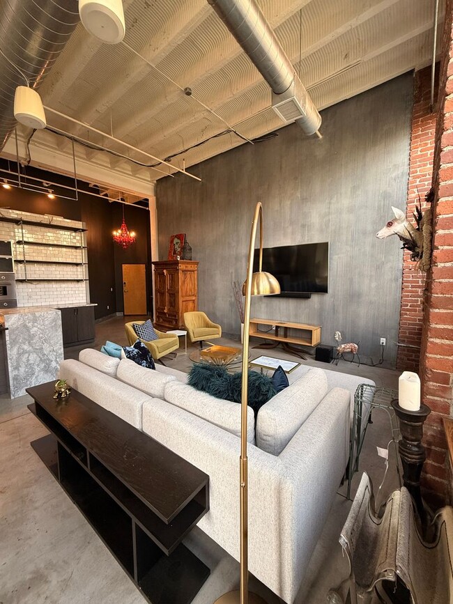 Building Photo - Fully Furnished!! Ready NOW! Sleek & Modern