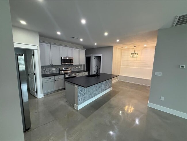 Building Photo - 201 N Vandeveer St