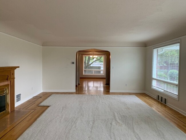 Building Photo - O1100-1106