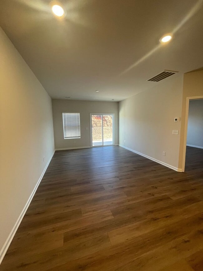 Building Photo - 4 Bedroom 3 Bath Townhome in the Stoneledge Community