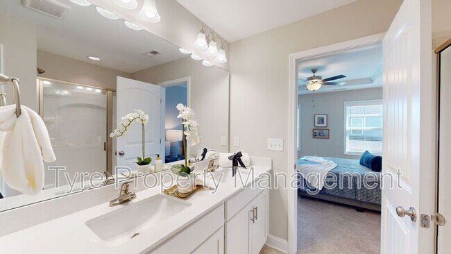 Building Photo - 11 @ Main