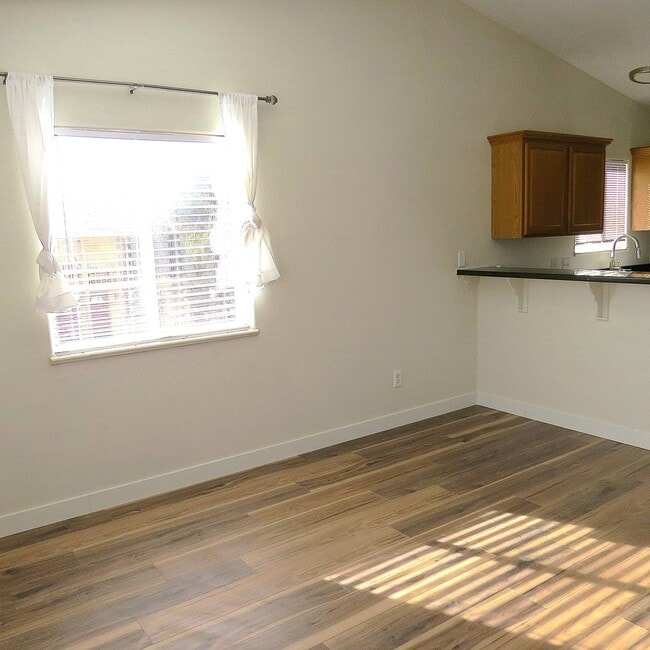 Building Photo - FREE RENT UNTIL THE END OF THE MONTH!!!