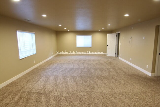 Building Photo - Beautiful Layton Home