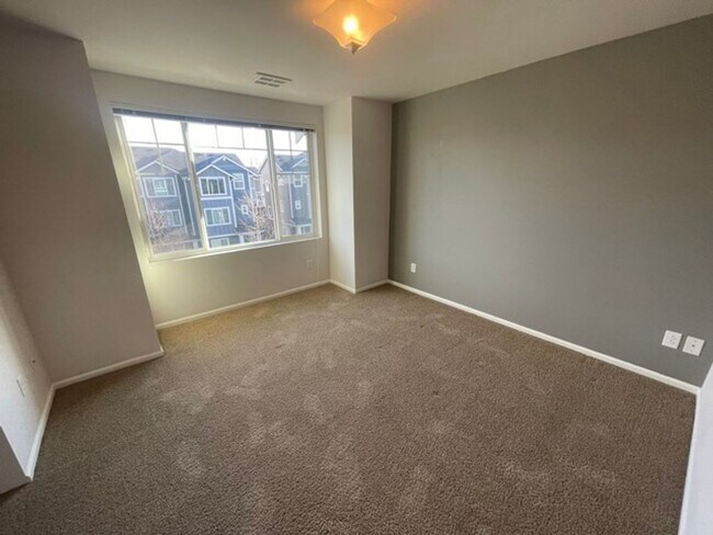 Building Photo - Spaciously Modern Tri Level Townhome for R...