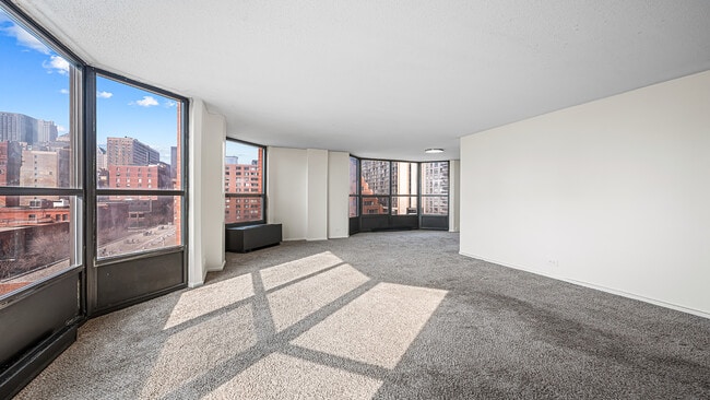 Building Photo - 899 S Plymouth Ct