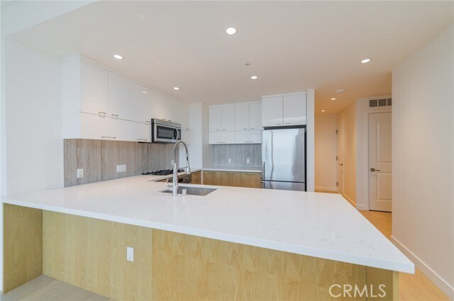 Building Photo - 400 S Broadway