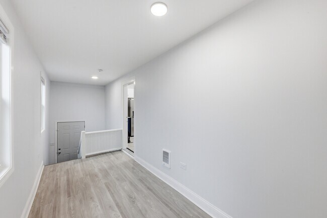 Building Photo - 142 W 103rd Pl