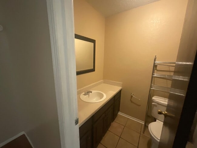 Building Photo - 3 Bed, 2 Bath, 1 Car Garage