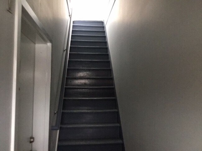 Building Photo - 688 State St