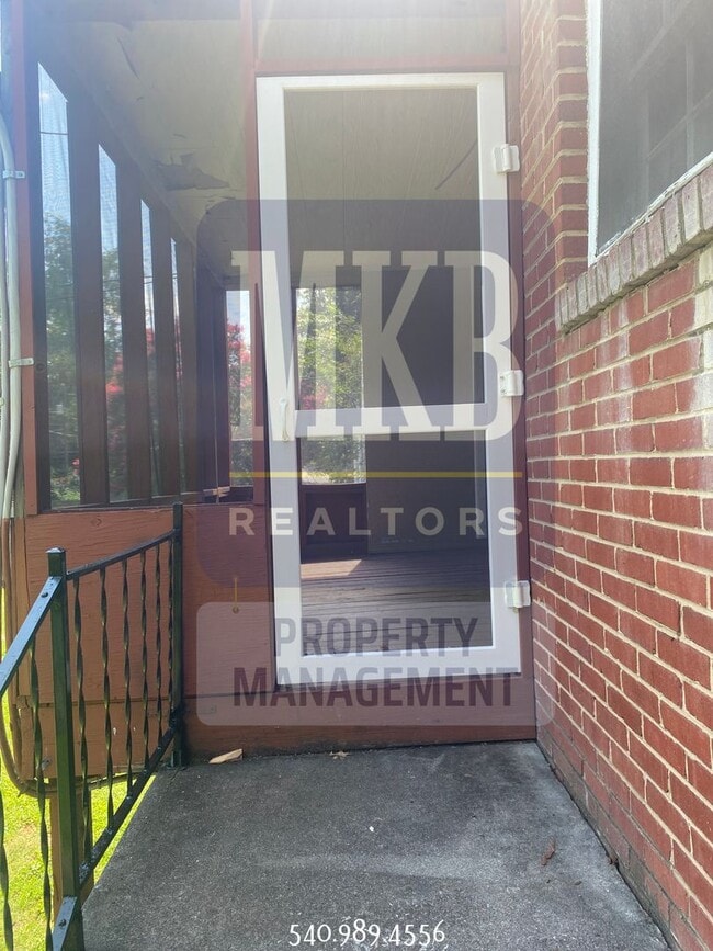 Building Photo - 2 Bedroom 1 Bath Duplex in Grandin/Raleigh...