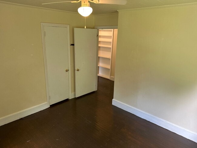 Building Photo - Charming 3 bedroom, 1 bathroom home availa...