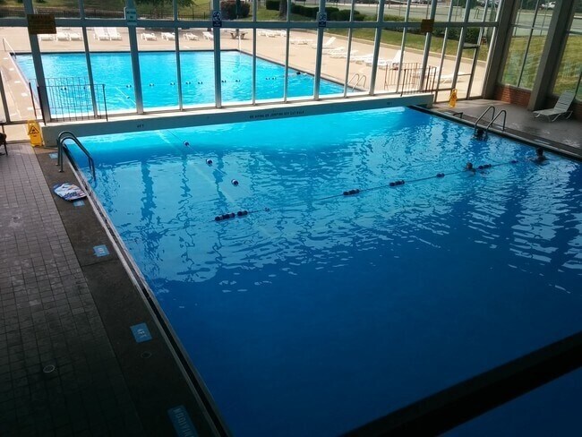 Building Photo - 18 E Old Willow Rd