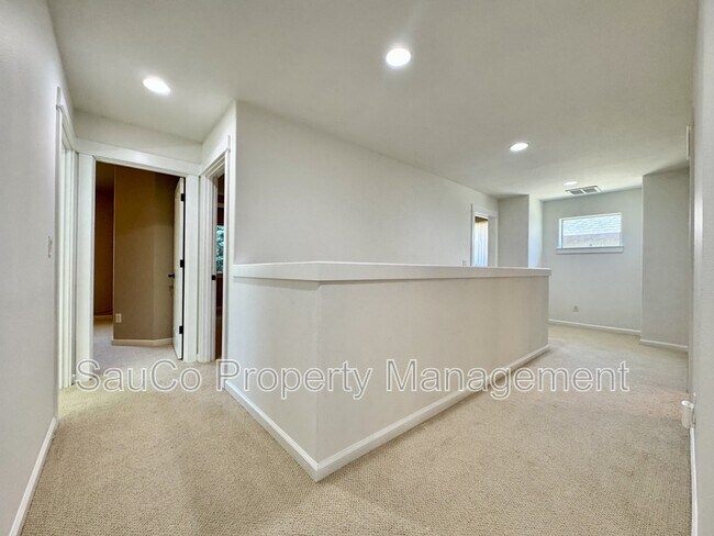 Building Photo - 7182 NE Rockridge Pl