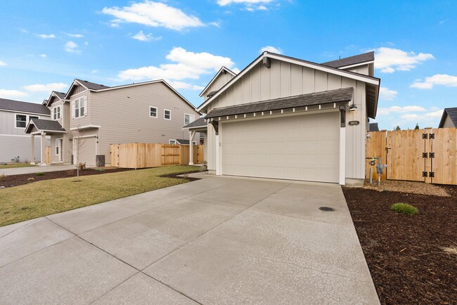 Building Photo - 4 bedroom home in desirable neighborhood