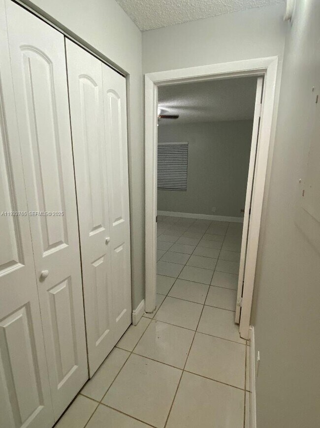 Building Photo - 9999 Summerbreeze Dr