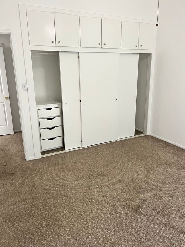 Building Photo - Midtown Ventura - Spacious one bedroom, one bath single level apartment