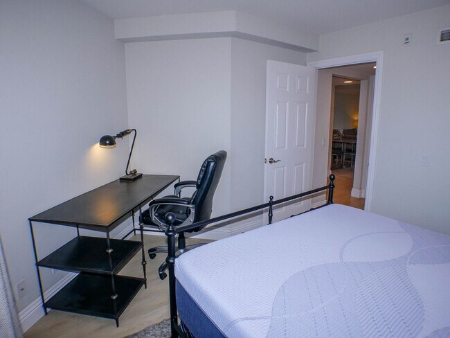 Building Photo - RARE Offering 2BD/2BA - Condo of secured building in highly sought after Boutique Bella Capri bui...